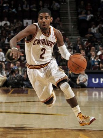 对曼联来说好消息是：姆伯莫和马兹拉维有一个人要先回来了呀！ 灵魂提问，曼联球迷想要谁先回来呢？