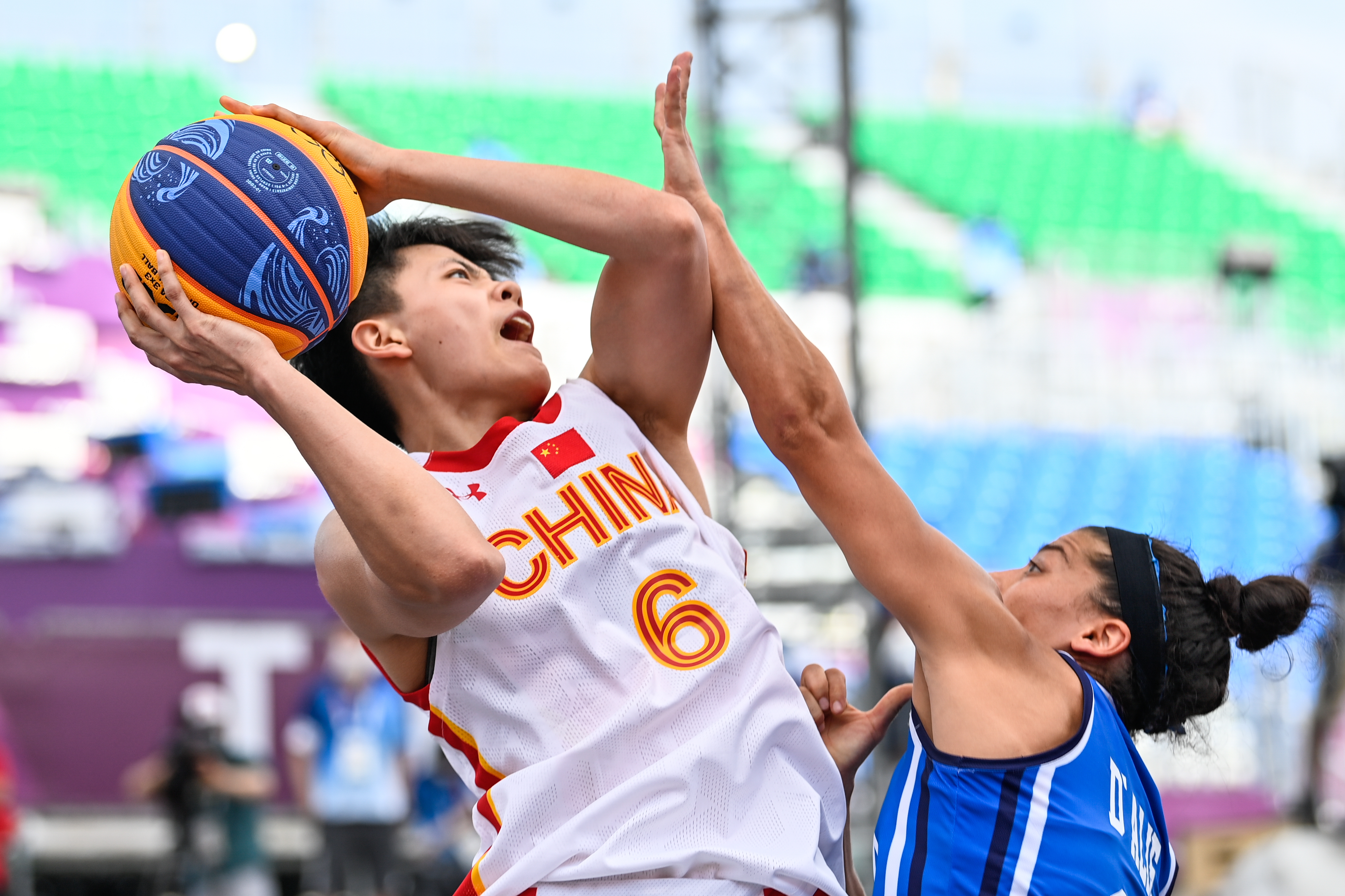 女足欧冠淘汰赛首回合输2球逆转晋级，阿森纳是近14年英格兰首队
