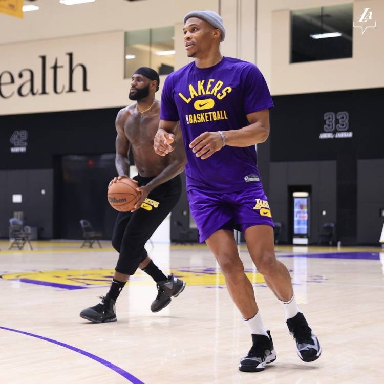 同步走高团