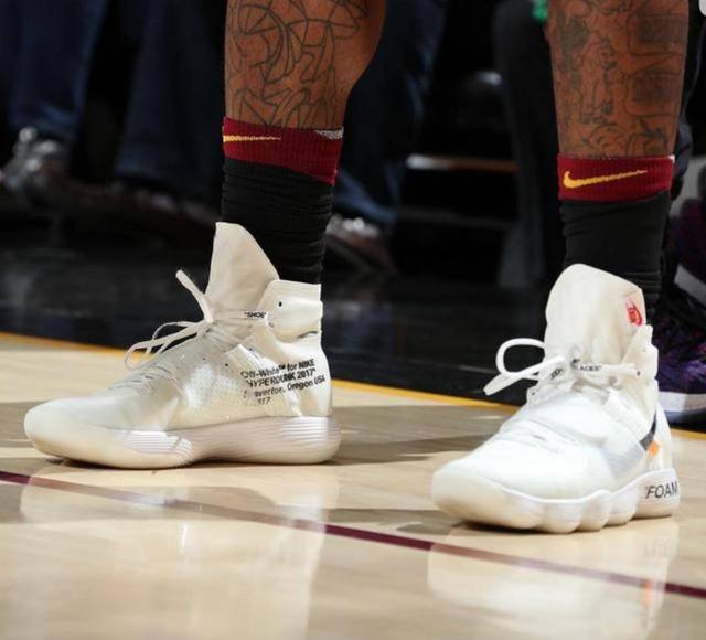 泰德·威廉姆斯在二战期间应征入伍担任飞行员，回归后依然保持顶尖打击状态